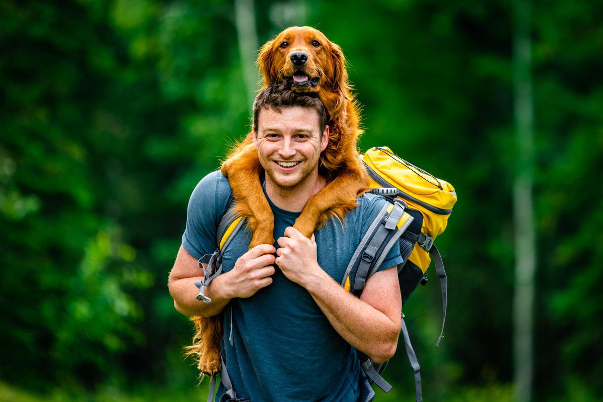 犬を『おんぶ』することは危険？愛犬を背負ったときのリスクや負担にならない抱え方まで