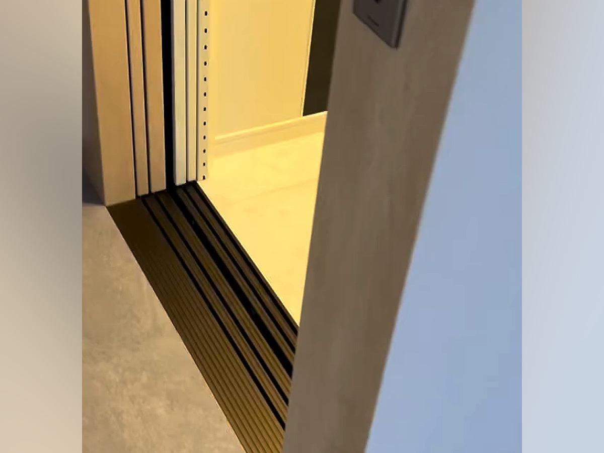 エレベーターに乗って犬のもとへ行ったら、ドアが開いた瞬間…愛おしすぎる『熱烈大歓迎』に反響「一途な愛に泣けた」「羨ましい…」と７万再生