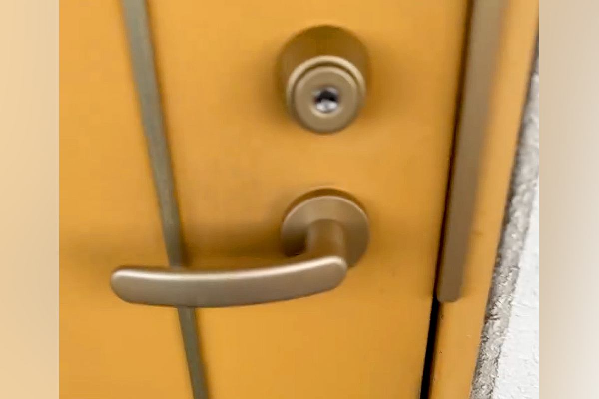 １週間ぶりに帰宅→ドアを開けて『ただいま』と言うと、犬がお出迎えしてくれて…想像以上の熱烈歓迎に反響「嬉しいが止まらない」「泣けてきた」