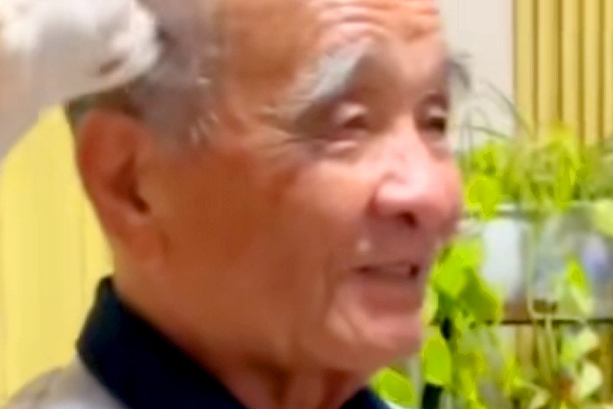 おじいちゃんと『男性嫌いな犬』を会わせてみた結果→『嫌がるかな』と思いきや…想定外すぎる『まさかの光景』に爆笑「美味しそうやんｗｗ」