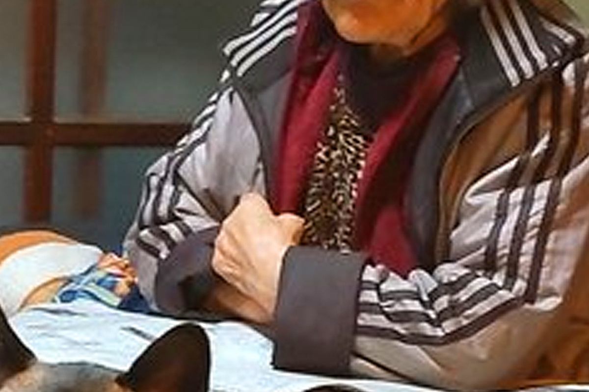 朝ごはんを食べている最中、ふと『新聞を読むおばあちゃん』を見た結果→足元に…何気ない日常の『幸せな一枚』に反響「かわいすぎる」「好き」