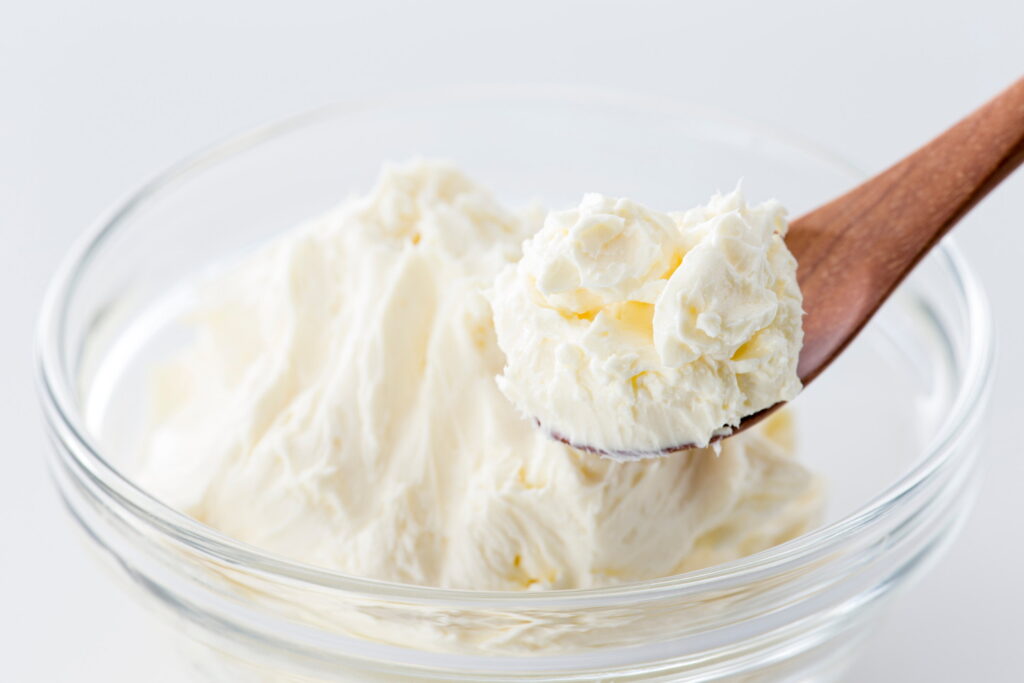 【獣医師監修】犬はクリームチーズを食べても大丈夫？人間用は危険？栄養素と注意点を解説