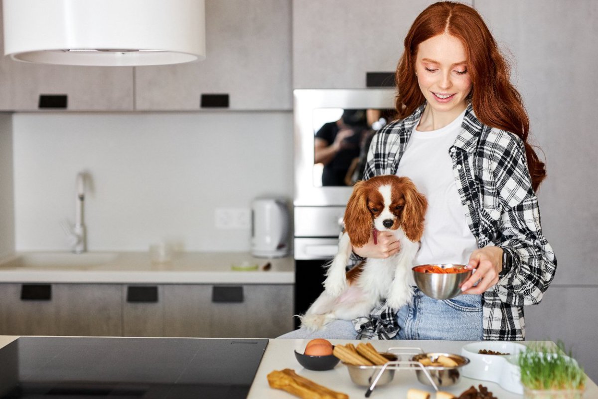 愛犬に『手作りご飯』を与えるときの絶対NG行為5つ　把握すべき危険な食材やデメリットまで