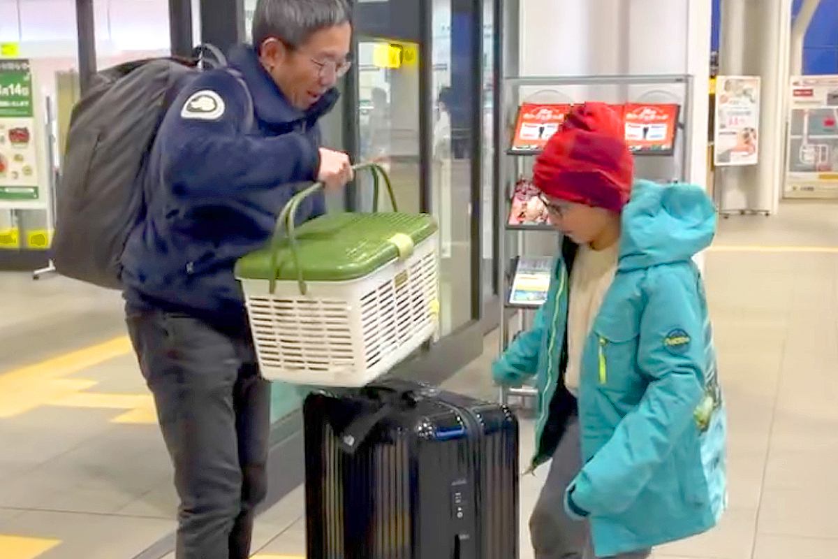 息子に内緒で『子犬を飼った』結果→『パパを駅に迎えにきただけ』と思っていたようで…尊すぎる『はじめまして』に反響「素敵な笑顔」「幸せだ」