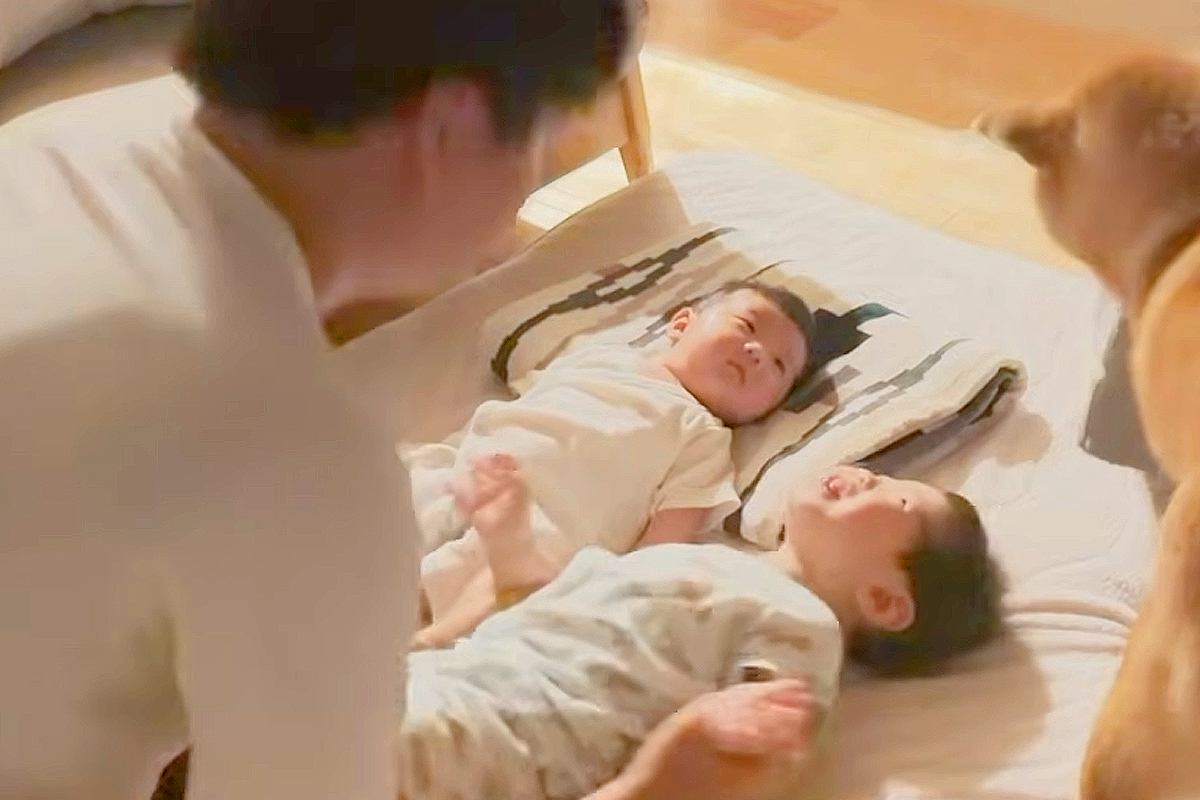 パパが赤ちゃんたちと遊んだ結果→なぜか犬が『自分のベッド』を運んできて…あまりにも愛おしい光景に「多分、これで寝なよって言ってる」の声