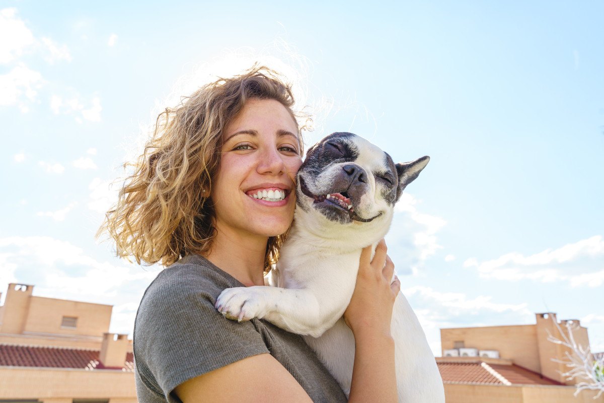 愛犬とのふれあいで生まれる幸せホルモン『オキシトシン』！シーン別にみる3つの効果