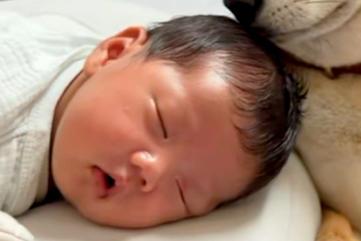 赤ちゃんが泣いていると『大丈夫？』と近づいてくる犬→何かあるとすぐに駆け付け…あまりにも尊い『母性溢れる光景』に反響「優しい」「泣ける」