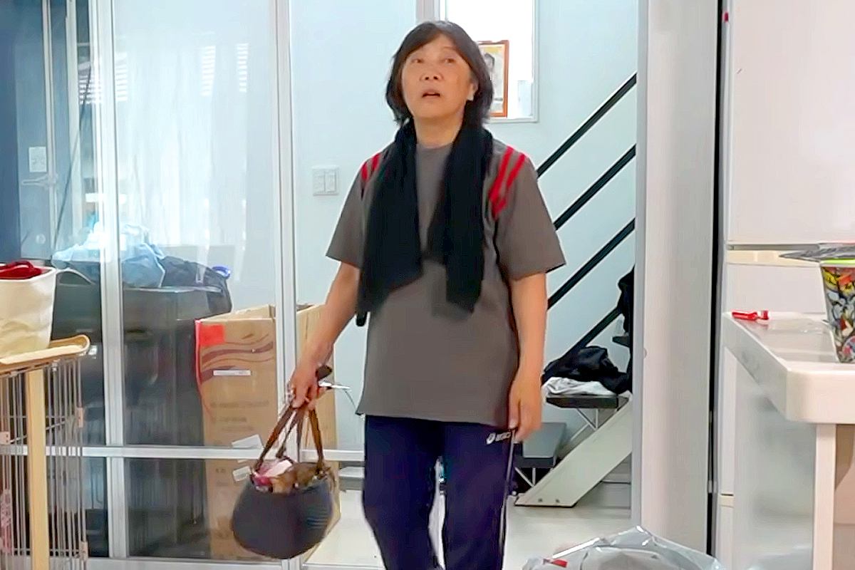 おばあちゃんに内緒で『大型犬の赤ちゃん』を飼った結果→気付いた瞬間に…微笑ましい『リアクション』に反響　二度見も納得の光景にほっこり