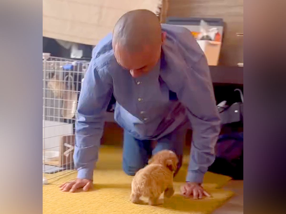 犬を飼うことに反対していた父→赤ちゃん犬をお迎えした結果…家族も予想しなかった『驚きの展開』に「優しさは伝染する」「家族まるごと変えた」