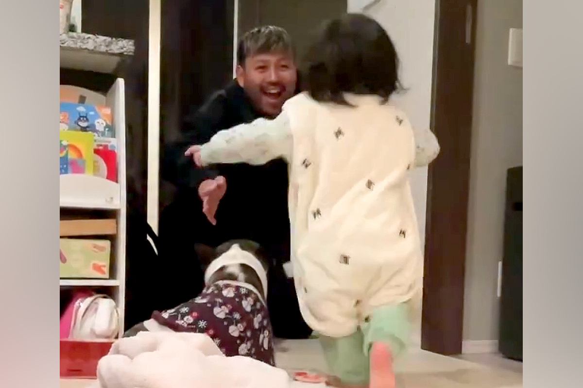 パパが帰宅すると『小さな女の子と犬』が駆け寄って…絵に描いたような『幸せすぎる光景』に反響「いいね…泣いちゃう」「なんて暖かいお出迎え」