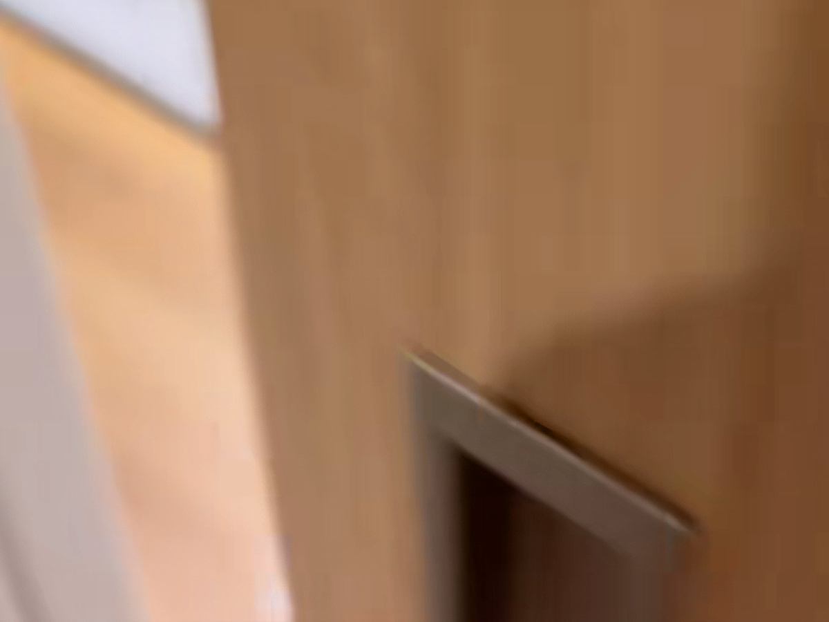 お風呂上がりにリビングに戻ったら、犬が待っていて…中に人間が入っているような『体勢』が88万再生「手の位置ｗ」「小さなおじさんで草」