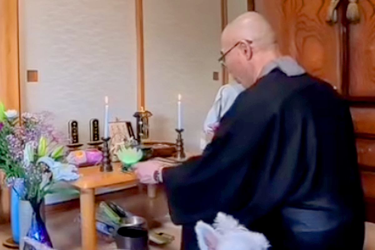 住職さんが家に来て、お経をあげた結果→一緒に参加した犬が『飽きた』と訴えて…まさかの展開に反響「修行ｗ」「お坊さんもワンコも可愛い」