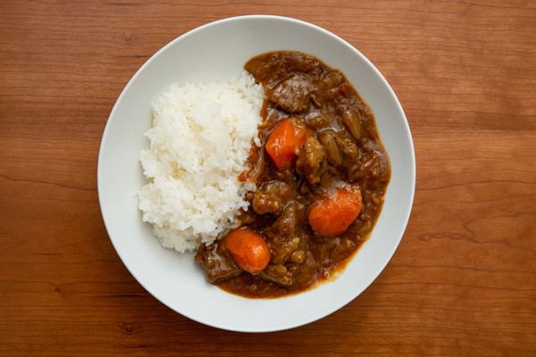 犬にカレーを食べさせてはいけない！舐めただけでも中毒になる可能性も