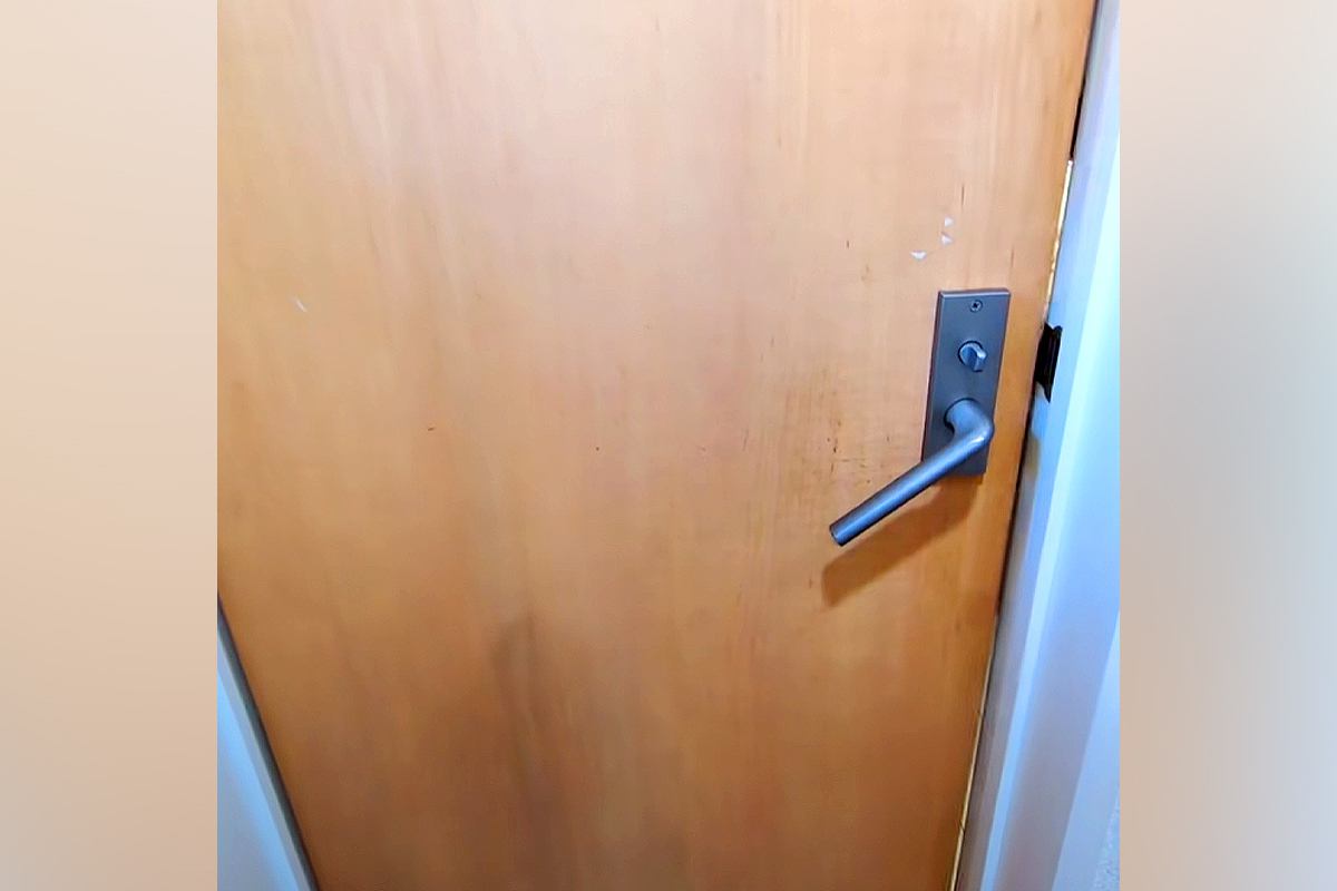 トイレをしていたら、なぜかドアが開いて…まさかの『大型犬が入り込んでくる光景』が人間すぎると反響「着ぐるみ？ｗ」「ちゃんと閉めるの偉い」