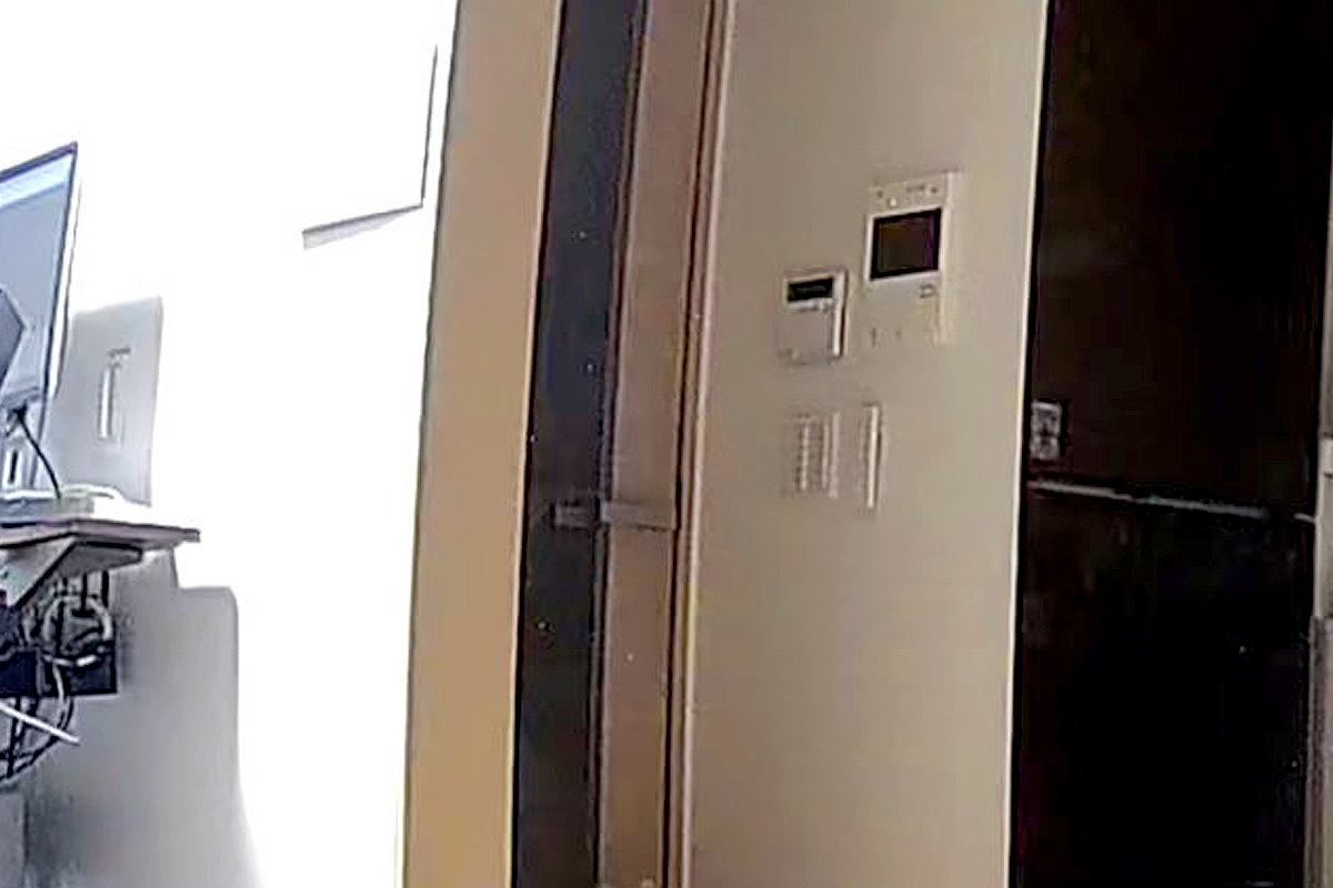 帰宅が遅くなったので『見守りカメラで犬を確認した』結果→ドアの前で…飛んで帰りたくなる光景に9万いいね「泣いちゃう…」「まさに忠犬」