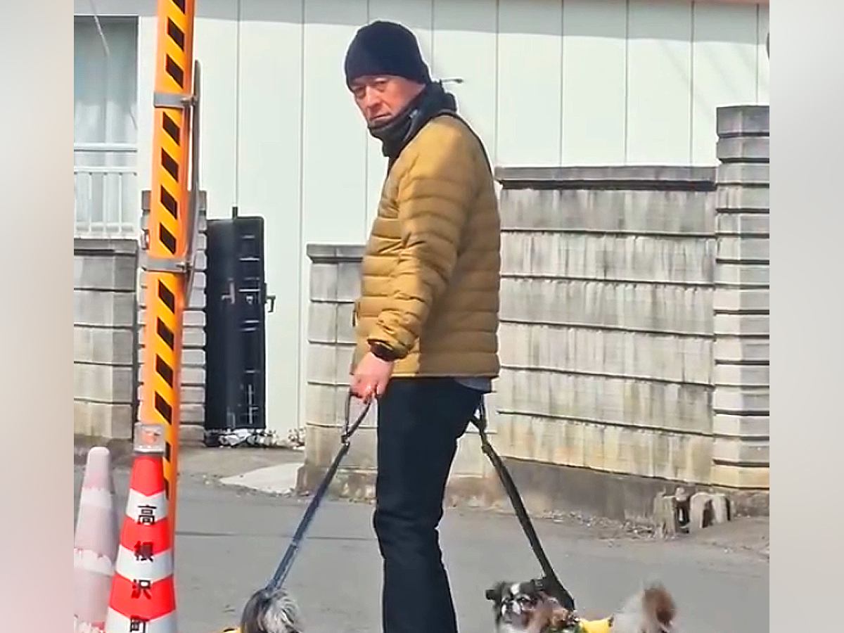 『お散歩中の夫と犬』を追いかけてみたら…まさかの『不審者と勘違いする光景』が401万再生「目つき鋭すぎて草」「全然気が付かないｗ」と爆笑