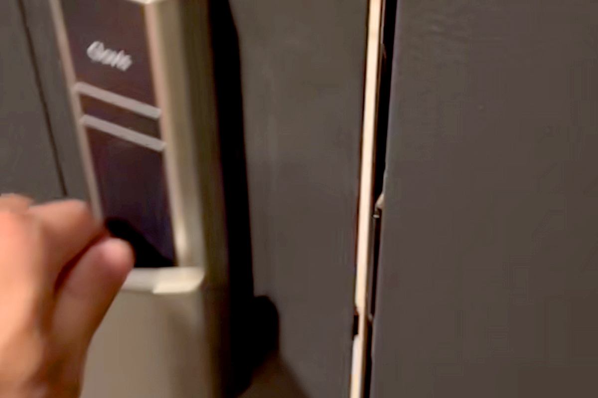 帰宅時、玄関のドアを開けると『子犬』が走ってきて…半端なく尊い『熱烈歓迎』が1447万再生「終電逃がしても帰るわ」「可愛すぎて泣きそう」