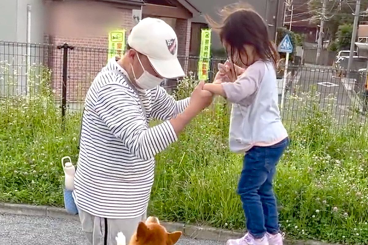3歳の女の子が『公園の遊具に登った』結果→犬が『高い所で危ない』と心配して…愛を感じる行動に反響「守ろうとしてる」「優しいお姉さん」