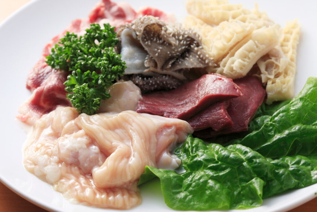 【獣医師監修】犬にホルモンを与えても大丈夫？部位別の危険性と安全な与え方を解説