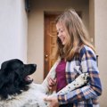 犬が人に飛びつくと…