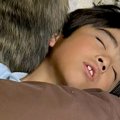 お布団で眠る男の子→…