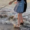 浜辺を散歩中『波が…
