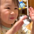 女の子と一緒に『手…