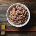 犬は雑穀米を食べて…