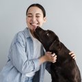 犬が『人の顔を舐め…