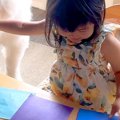 折り紙であそぶ3歳の…