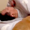 布団で寝ているお父…