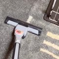 掃除機をかけている…