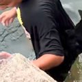 男の子が川で泳いだ…