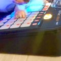 『DJをする犬』音楽…