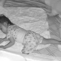 夜、赤ちゃんを寝か…