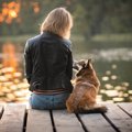 犬が飼い主にピッタ…