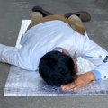『苦しみながら倒れ…