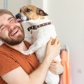 犬が飼い主にキスを…