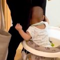 赤ちゃんと犬が『仕…