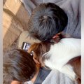 父と兄がスマホを見…