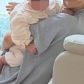 赤ちゃんを抱っこ中…