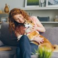 犬が『近くに寄って…