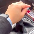 車で出かけようとす…