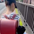 夏休みが終わり、女…
