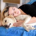犬と寝るのは大丈夫…