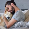 愛犬が寄りかかって…