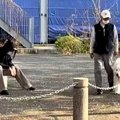 散歩中、おじいちゃ…