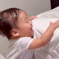 爆笑する赤ちゃん→ベ…