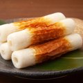 犬はちくわを食べて…
