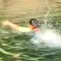 男の子が川に飛び込…